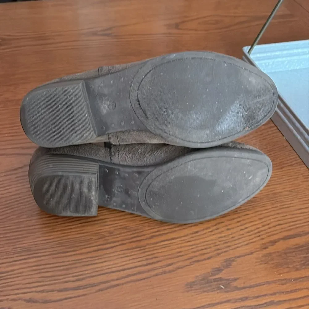 Pierre Dumas size 9 boot, a light and dark brown color, depending on light